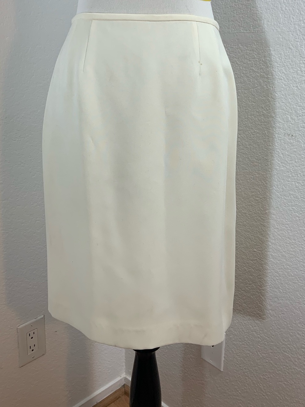 Women’s Classic Ivory Pencil Skirt - EUC - SIze 10
